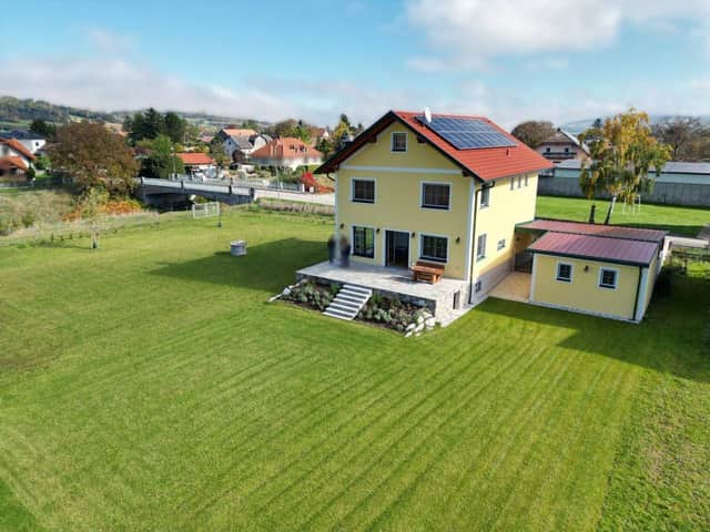 Luftaufnahme des Hauses mit Grundstück