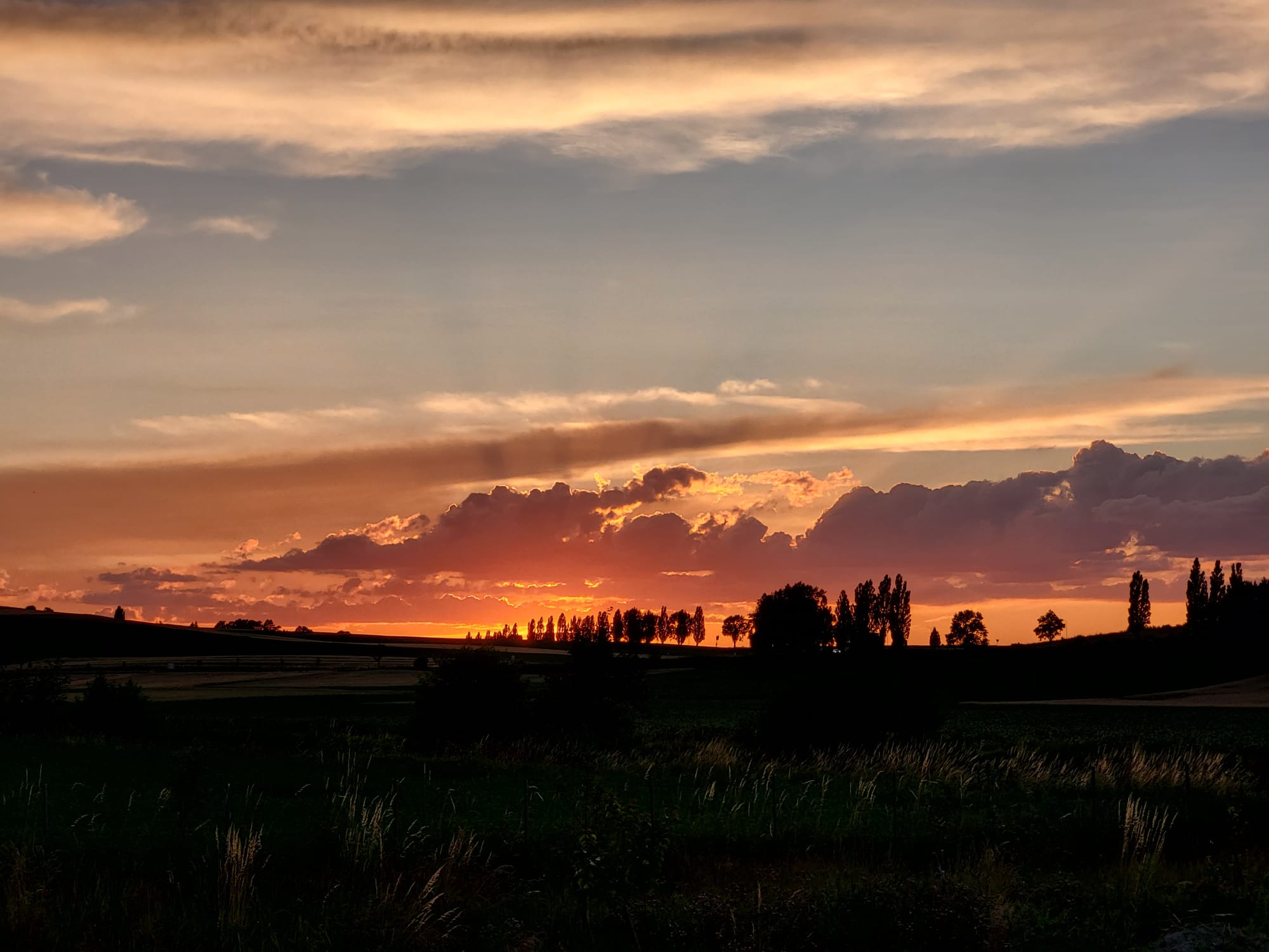 Spektakulärer Sonnenuntergang hinter dem Horizont