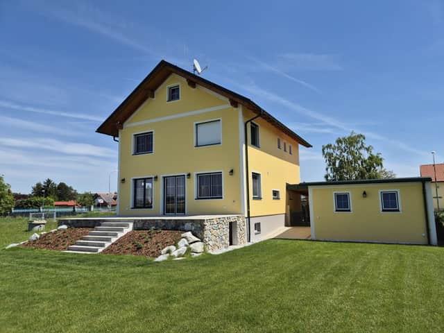 Südwestansicht des Hauses mit Terrasse und Nebengebäude