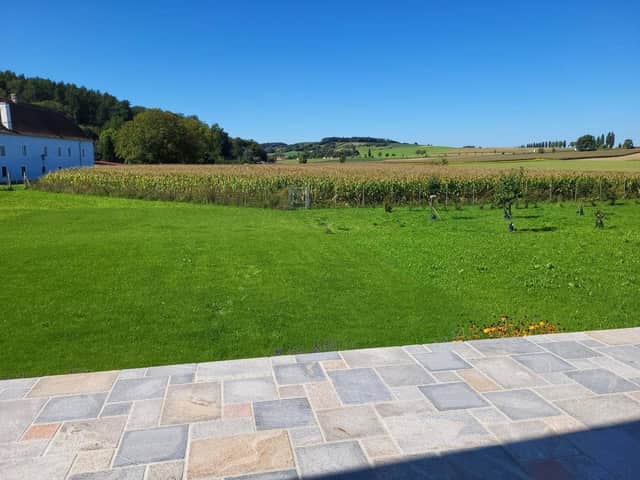 Terrasse mit Granitplatten und Panoramablick