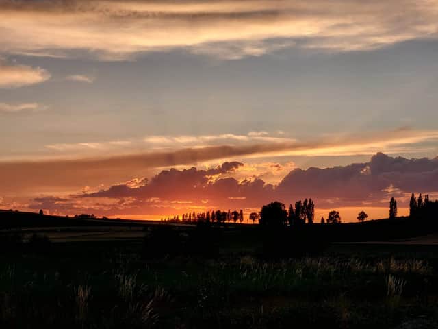 Spektakulärer Sonnenuntergang hinter dem Horizont