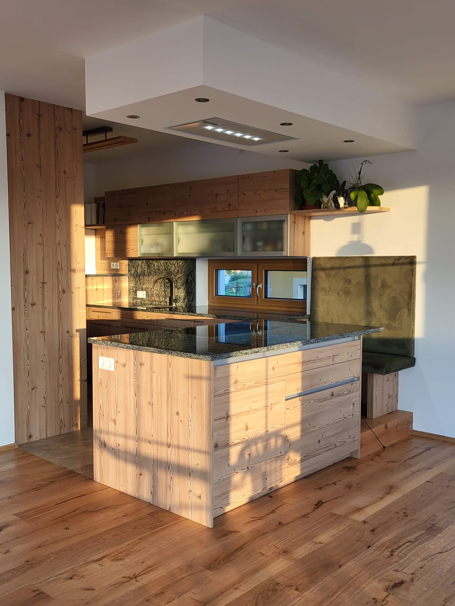 Küche mit Kochinsel, Granitarbeitsplatte und viel Stauraum