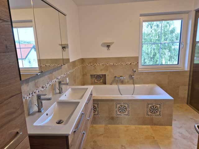 Bad Obergeschoss mit Badewanne und Doppelwaschbecken
