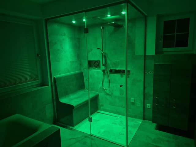 Luxus-Dampfdusche mit Sitzbank und Aromatherapie